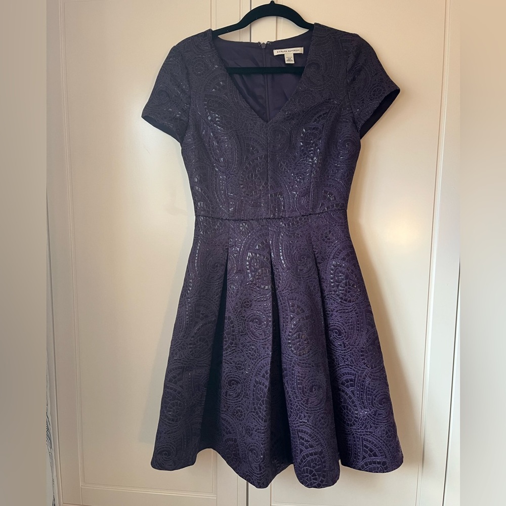 BANANA REPUBLIC PLEATED PURPLE DRESS WITH TEXTURED PATTERN - LIKE NEW